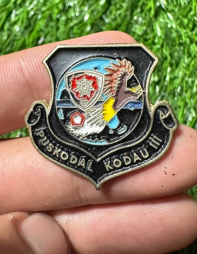 Custom Pin Logam Gold Glossy Tebal 1.5mm Finishing Premium