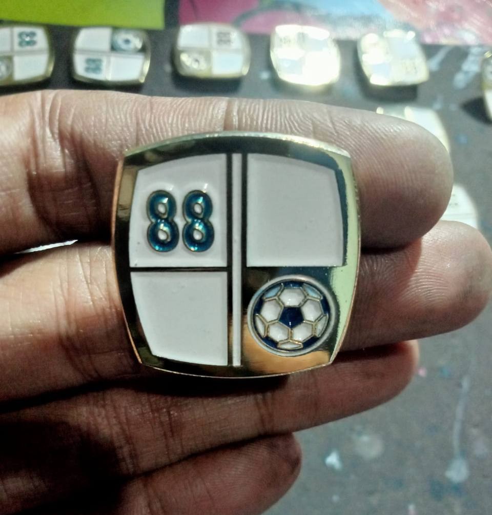 Pin Enamel Chrome Gold Mewah Lapis Emas untuk Souvenir Eksklusif