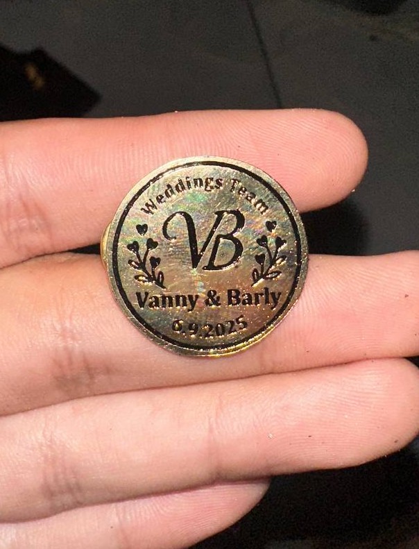 Pin Kuningan Etching Custom Logo Relief Tekstur Logam