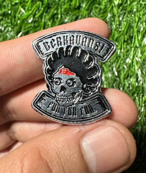 Pin Logo Custom Silver Glossy Elegant untuk Souvenir Eksklusif